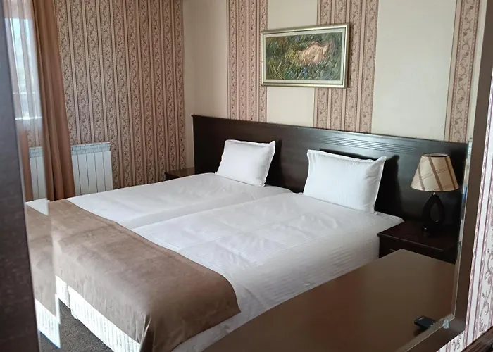 Хотел-Ресторант Алмонд Hotel